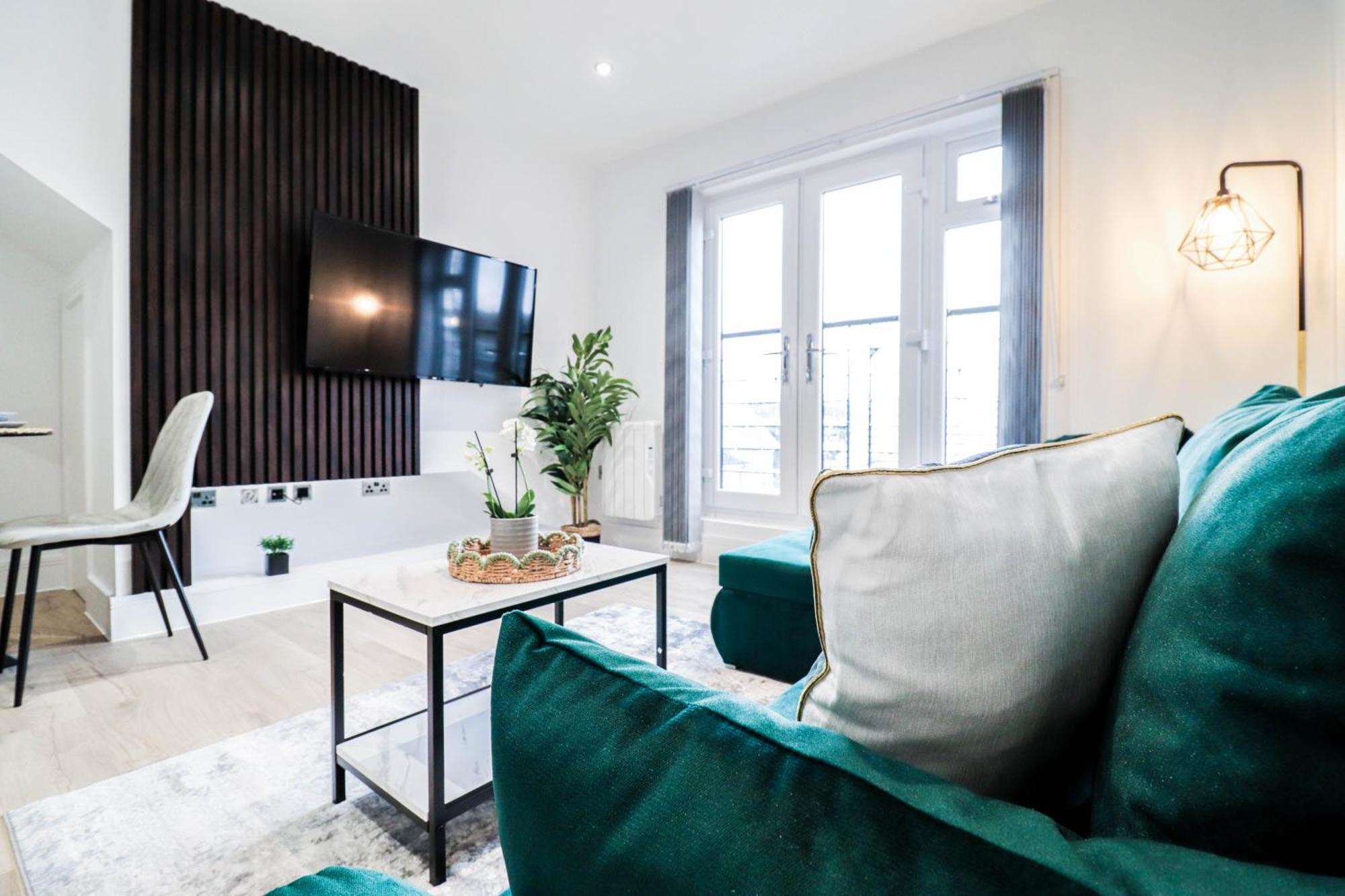 Modern 1-Bed Apartment In Buckinghamshire With Free Wifi, Parking & Garden High Wycombe Esterno foto