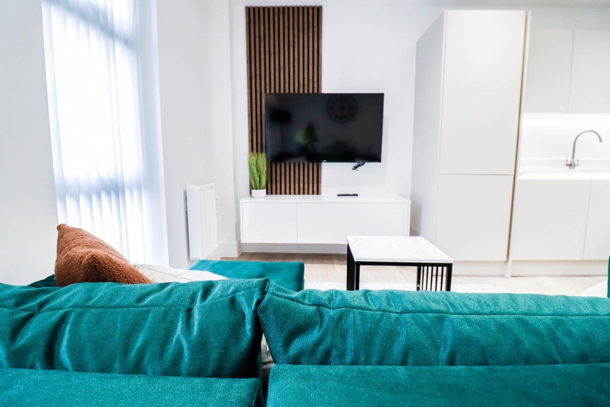 Modern 1-Bed Apartment In Buckinghamshire With Free Wifi, Parking & Garden High Wycombe Esterno foto